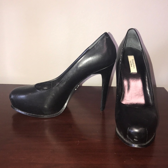 Vera Wang Black Pumps - Picture 4 of 4